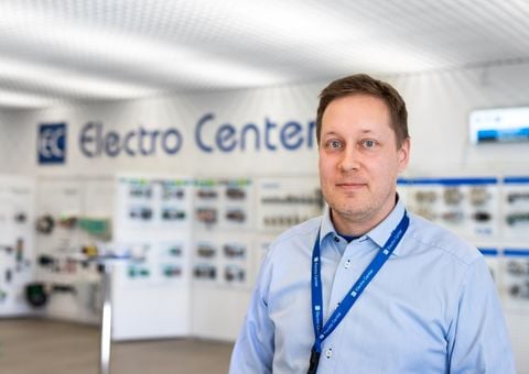 Component seller Petri Helminen in the Electro Center component shop